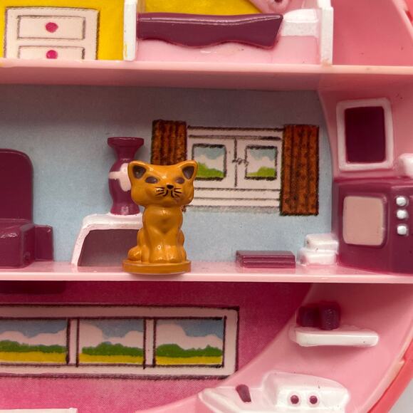 Vintage Polly Pocket Buttons Animal Hospital Vet 1989 Bluebird with cat figure - Picture 4 of 8
